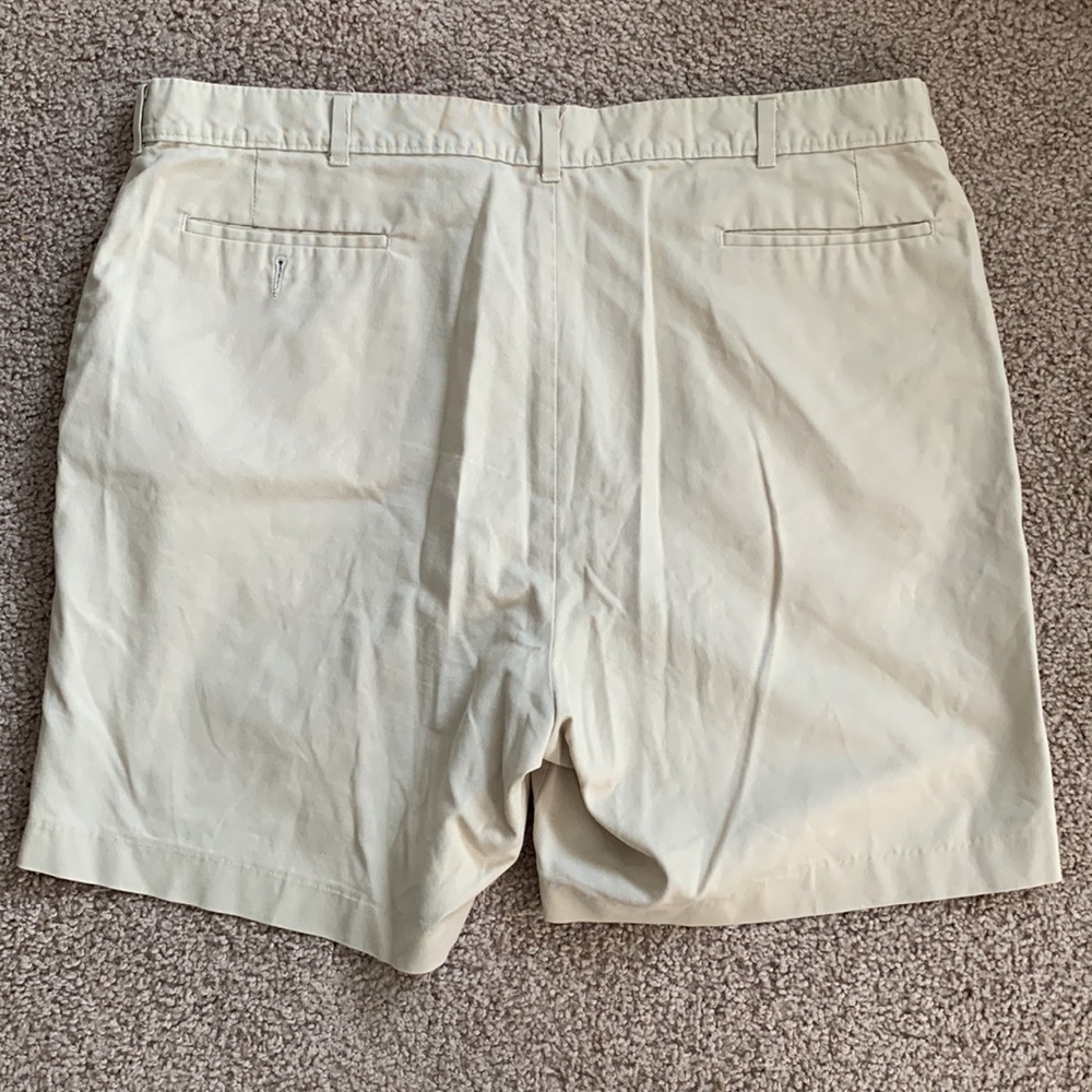 Haggar Men’s shorts in good condition khaki color / size 42. - Picture 2 of 4